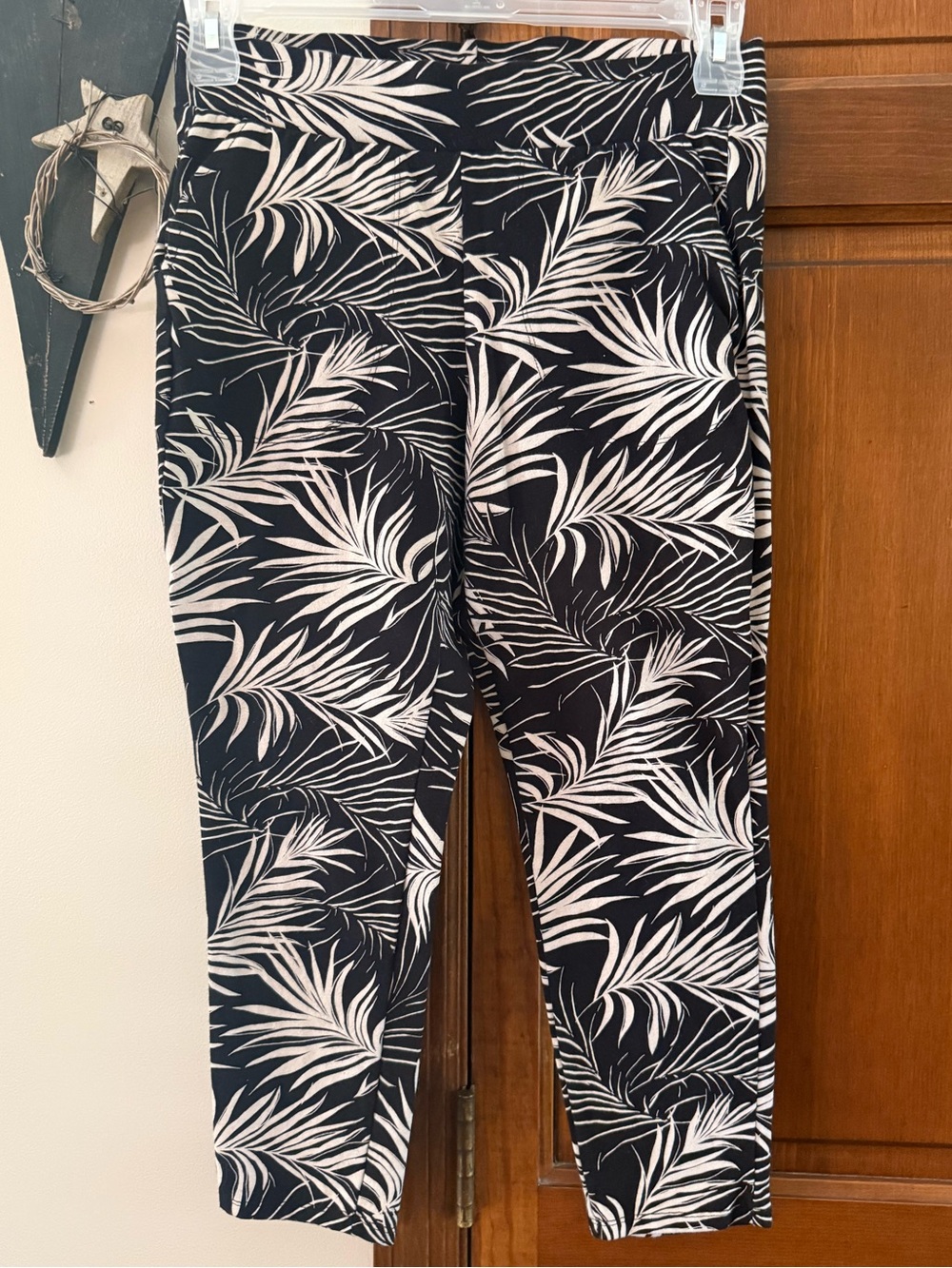 TORRID Black & White Cropped Tropical Leaf Leggings With Pockets Size 10/12